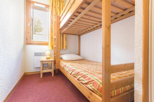 En eller flere senge i et værelse på travelski home classic - Résidence les Pistes