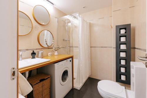 ログローニョにあるEspacio Método - céntrico, original, diseñoのバスルーム(洗濯機、洗濯機、乾燥機付)