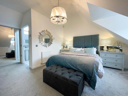 - une chambre avec un lit et un miroir mural dans l'établissement Newly Developed 3 Bedroom Home, à Glasgow