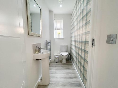 Ένα μπάνιο στο Newly Developed 3 Bedroom Home