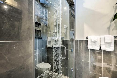 Koupelna v ubytování Luxe Home with Backyard Oasis about 1 Mi to Midtown