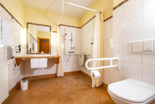 Koupelna v ubytování Golf & Thermenland Sonnenpension Frühstückshotel Burgauberg Stegersbach
