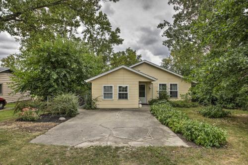 Taman di luar Cozy Home on 17 Acres, 3 Miles to Downtown!