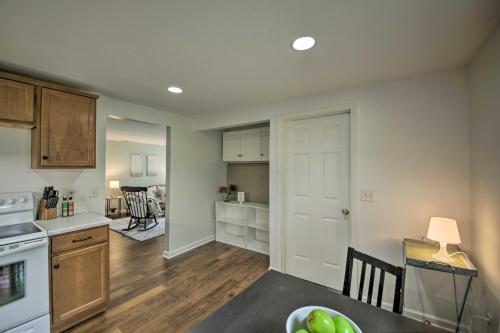 Dapur atau dapur kecil di Cozy Home on 17 Acres, 3 Miles to Downtown!