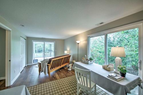 Ruang duduk di Cozy Home on 17 Acres, 3 Miles to Downtown!