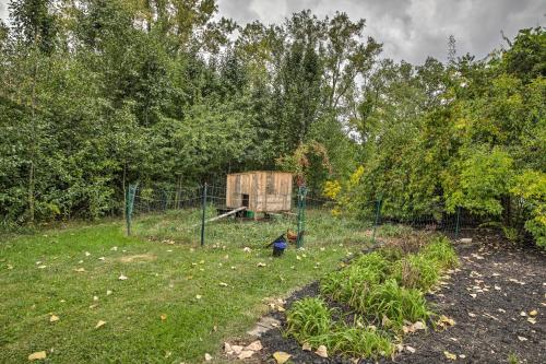 Taman di luar Cozy Home on 17 Acres, 3 Miles to Downtown!