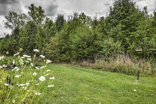 Taman di luar Cozy Home on 17 Acres, 3 Miles to Downtown!