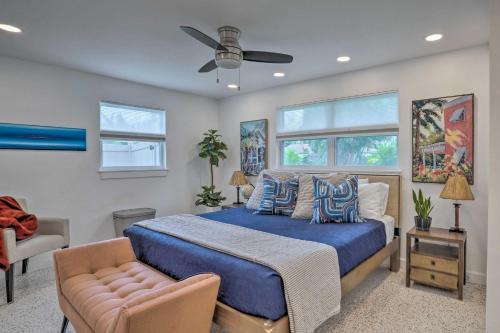 um quarto com uma cama e uma ventoinha de tecto em Colorful Fort Myers Home with Sunroom and Patio! em Fort Myers