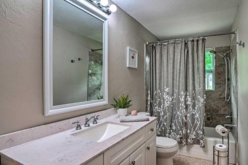 Ένα μπάνιο στο Colorful Fort Myers Home with Sunroom and Patio!
