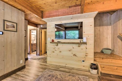Una cabaña de madera con una gran ventana y paredes de madera. en Quiet Max Meadows Cabin, 12 Acres of Property, en Max Meadows