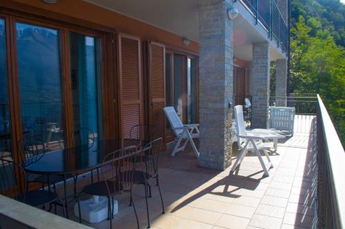 a balcony with chairs and a table and chairs at Residence Dorio in Dorio