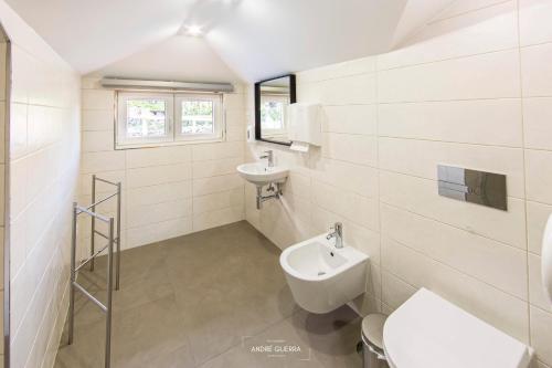 uma casa de banho com um lavatório e um WC em Host'olaria em Lamego