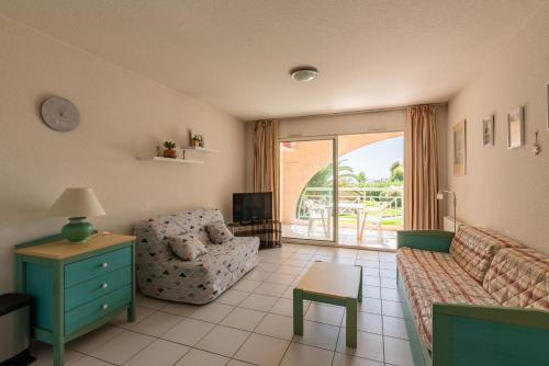 un salon avec un canapé et une chaise dans l'établissement Arinella, à San-Nicolao