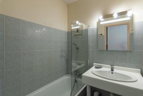 une salle de bain avec un lavabo, une douche et un miroir dans l'établissement Arinella, à San-Nicolao