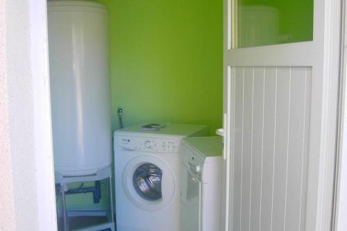 濱海克里耶勒的住宿－Maison Le four à chaux，洗衣房配有洗衣机和绿色墙壁