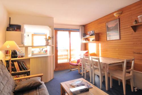 une cuisine et une salle à manger avec une table et des chaises dans l'établissement LA PLAGNE Appartement 2 pièces 30m² à BELLE-PLAGNE, à La Plagne Tarentaise