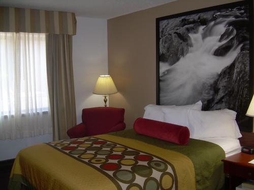 Кровать или кровати в номере Super 8 by Wyndham Milwaukee Airport