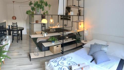 sala de estar con sofá blanco y mesa en 'Das kleine Feine' - Ruhige, helle Ferienwohnung mit Parkplatz und Balkon en Pforzheim