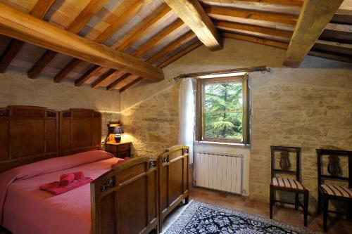 - une chambre avec un lit et une fenêtre dans l'établissement Le Gorghe di Valmarino, à Corciano