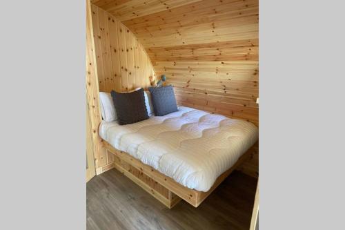 Earlish的住宿－Allt Yelkie Pod 'Dha' Luxury Glamping Earlish，小木屋内的一个床位