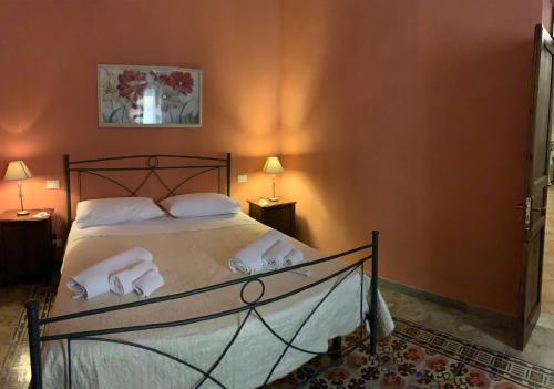 a bedroom with a bed with two towels on it at A 'Du Passi in Castellammare del Golfo