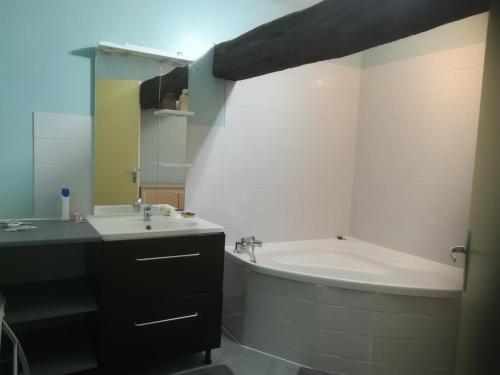 een badkamer met een bad, een wastafel en een bad bij Chambre double avec WiFi châtellerault in Châtellerault