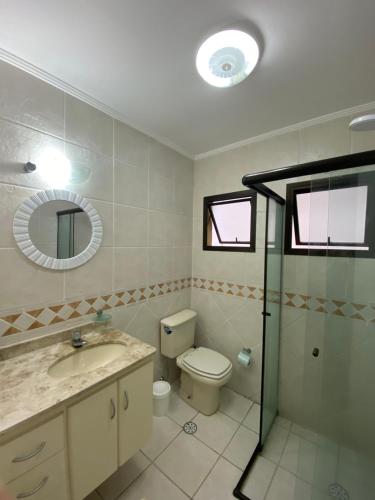 Bathroom sa Apartamento no Guarujá a 400 mts da praia