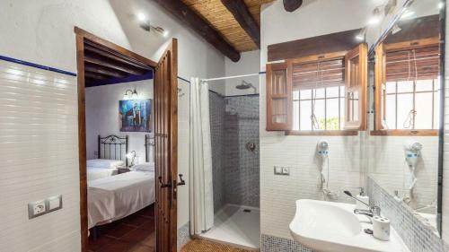 Ett badrum på Casa Guajar 2 Monda by Ruralidays