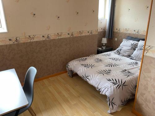een kleine slaapkamer met een bed en een spiegel bij Chambre double avec WiFi châtellerault in Châtellerault
