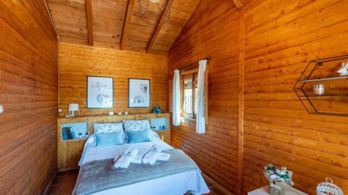 Postel nebo postele na pokoji v ubytování Casa Hornillos Alozaina by Ruralidays