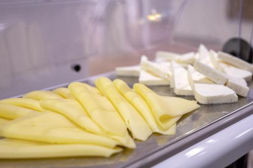 een stapel kaas en kaasstengels op een aanrecht bij Pelopas in Tigaki