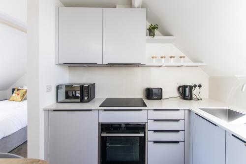 Bright & Beautiful Studio Flat in Bristol photo 3