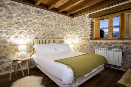 Una cama o camas en una habitación de La Cabaña de Carmen, entre Santander y Cabárceno.