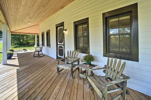 Φωτογραφία από το άλμπουμ του Historic Catskills Home, Near Willowemoc Creek! σε Livingston Manor