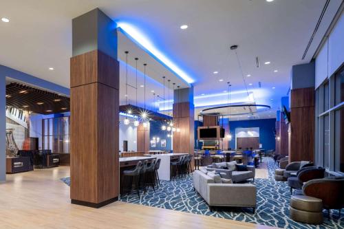La Quinta Inn & Suites by Wyndham Nashville Downtown Stadium Image