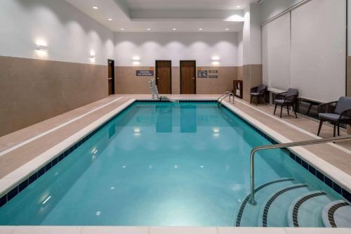 La Quinta Inn & Suites by Wyndham Nashville Downtown Stadium Image