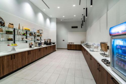 Una habitación grande con un aasteryasteryasteryasteryasteryasteryasteryasteryasteryasteryastery en La Quinta Inn & Suites by Wyndham Nashville Downtown Stadium, en Nashville