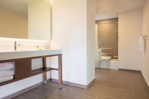 Hyatt Place Aguascalientes Bonaterraにあるバスルーム