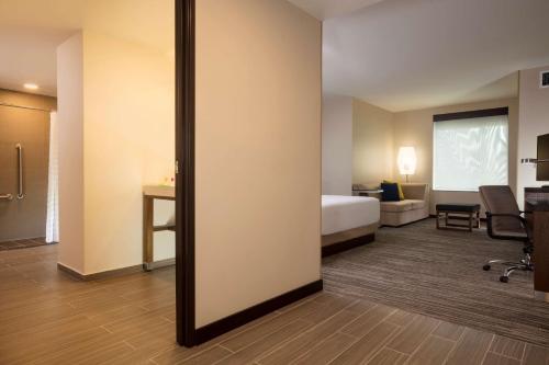 Hyatt Place Aguascalientes Bonaterraにあるベッド