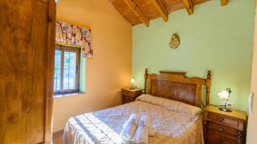 Un dormitorio con una cama grande y una ventana en Casa Tobalo Almachar by Ruralidays en Almáchar