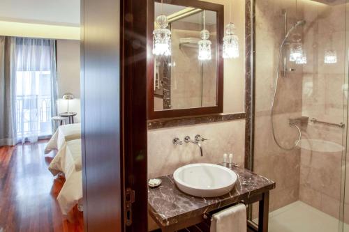 a bathroom with a sink and a shower at Esplendor by Wyndham Buenos Aires Tango in Buenos Aires