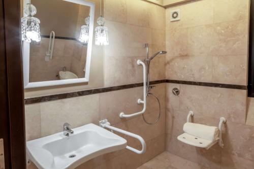 a bathroom with a sink and a mirror at Esplendor by Wyndham Buenos Aires Tango in Buenos Aires