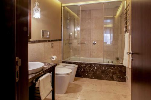 a bathroom with a toilet and a sink and a shower at Esplendor by Wyndham Buenos Aires Tango in Buenos Aires