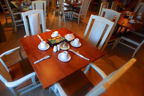 un tavolo in legno con cibo sopra in un ristorante di Hôtel Travelodge by Wyndham Victoriaville a Victoriaville