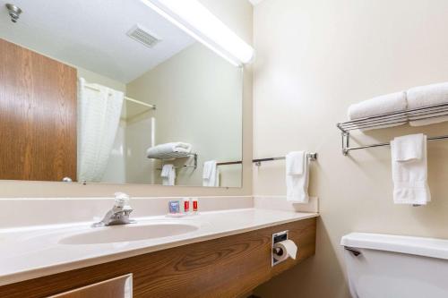 Ένα μπάνιο στο Econo Lodge