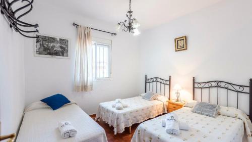 a bedroom with two twin beds and a window at Villa Andrea Cortes de la Frontera by Ruralidays in Cortes de la Frontera