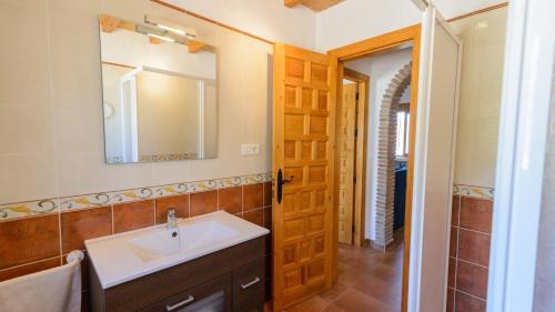 bagno con lavandino e specchio di Casa Ramirez Almachar by Ruralidays ad Almáchar