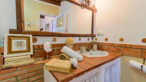 bagno con lavandino e specchio di Casa Entreolivos Casa y Cabana Cijuela by Ruralidays a Granada