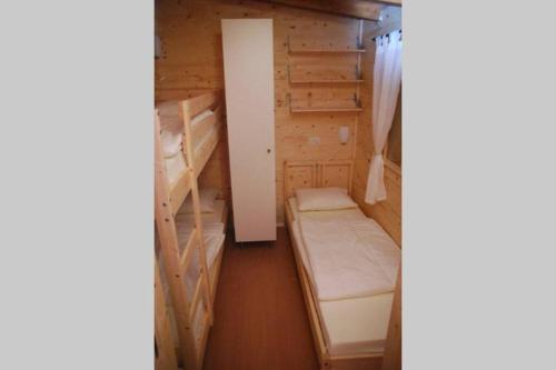 - une petite chambre avec 2 lits superposés dans une cabine dans l'établissement Te huur: 5 persoons chalet aan het Luganomeer, à Porlezza