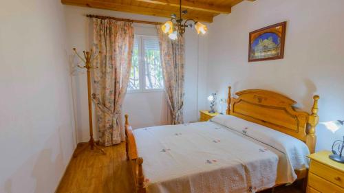 1 dormitorio con cama y ventana en Casa El Mirador Montefrio by Ruralidays, en Montefrío